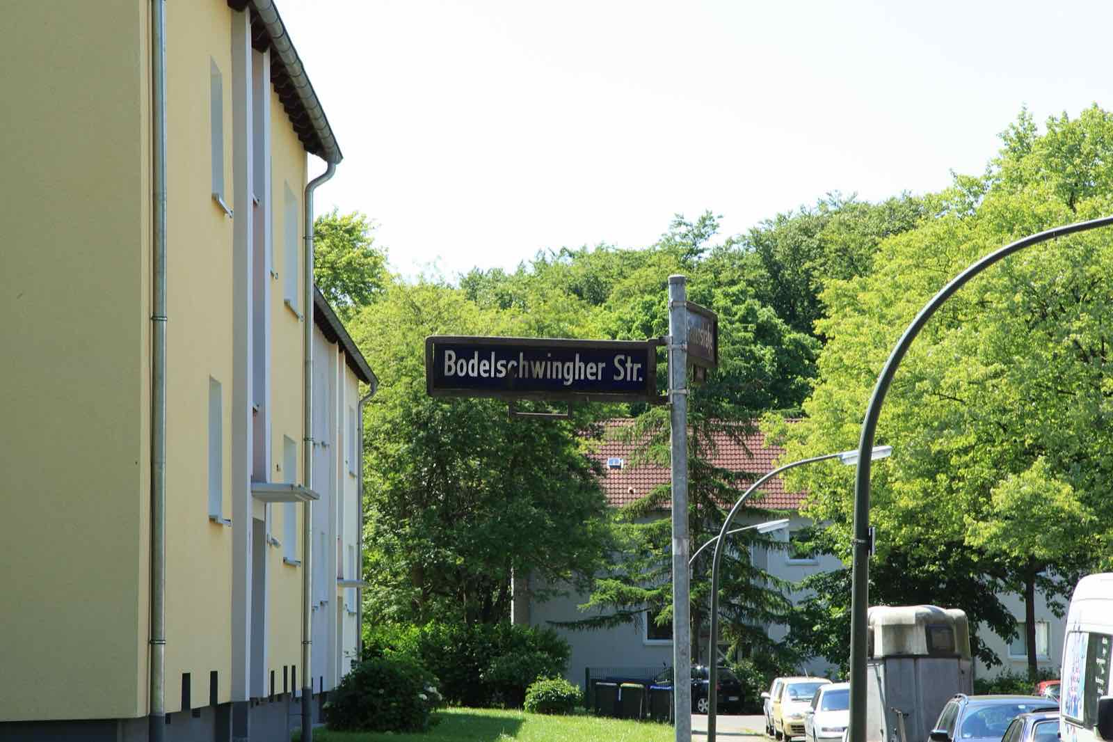 Gelb verputztes Mehrfamilienhaus im Grünen an der Bodelschwingher Straße
